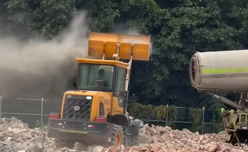 2026年第一个成语“扬尘逼迁”，治理灰尘的雾炮车成沙尘暴制造机